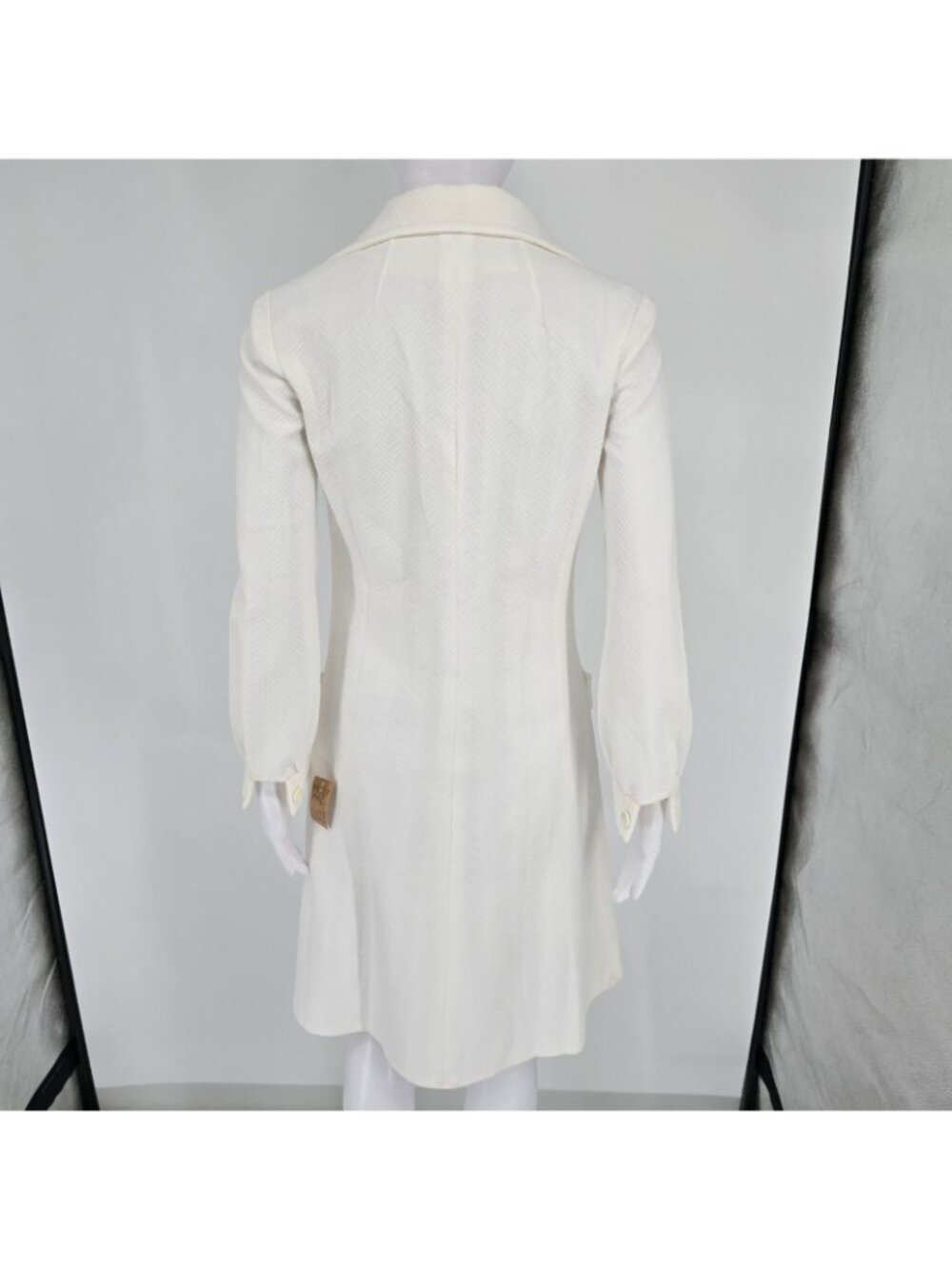 Vintage Early 1970s Ivory Textured Chevron Knee-Length Mod Dress (Size 6/S) - Picture 3 of 11